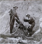 Mineros extrayendo mineral